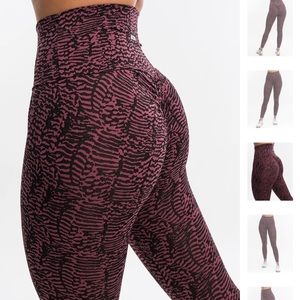 Echt Scrunch Butt Essentia Leggings • Berry Zebra